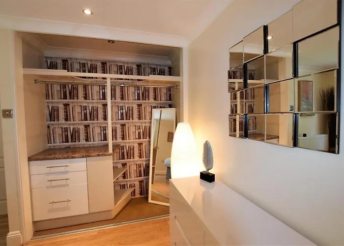 Meridian Way - Your Apartment