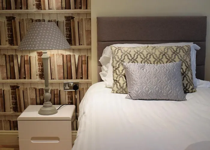 Meridian Way - Your Apartment